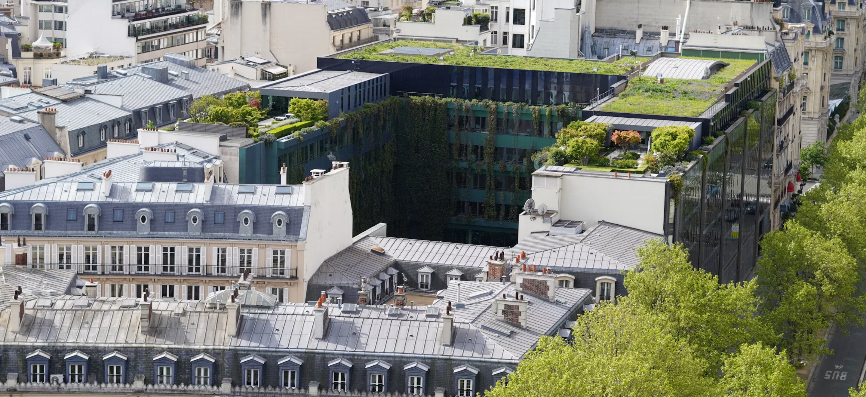 Collaboratrice présentant à ses collègues lors d’un échange d’équipe