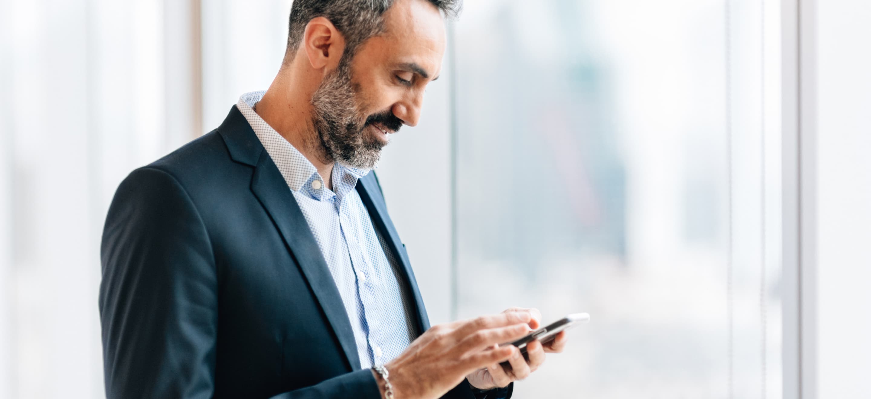 Dirigeant utilisant l'application mobile Junco pour transmettre ses justificatifs