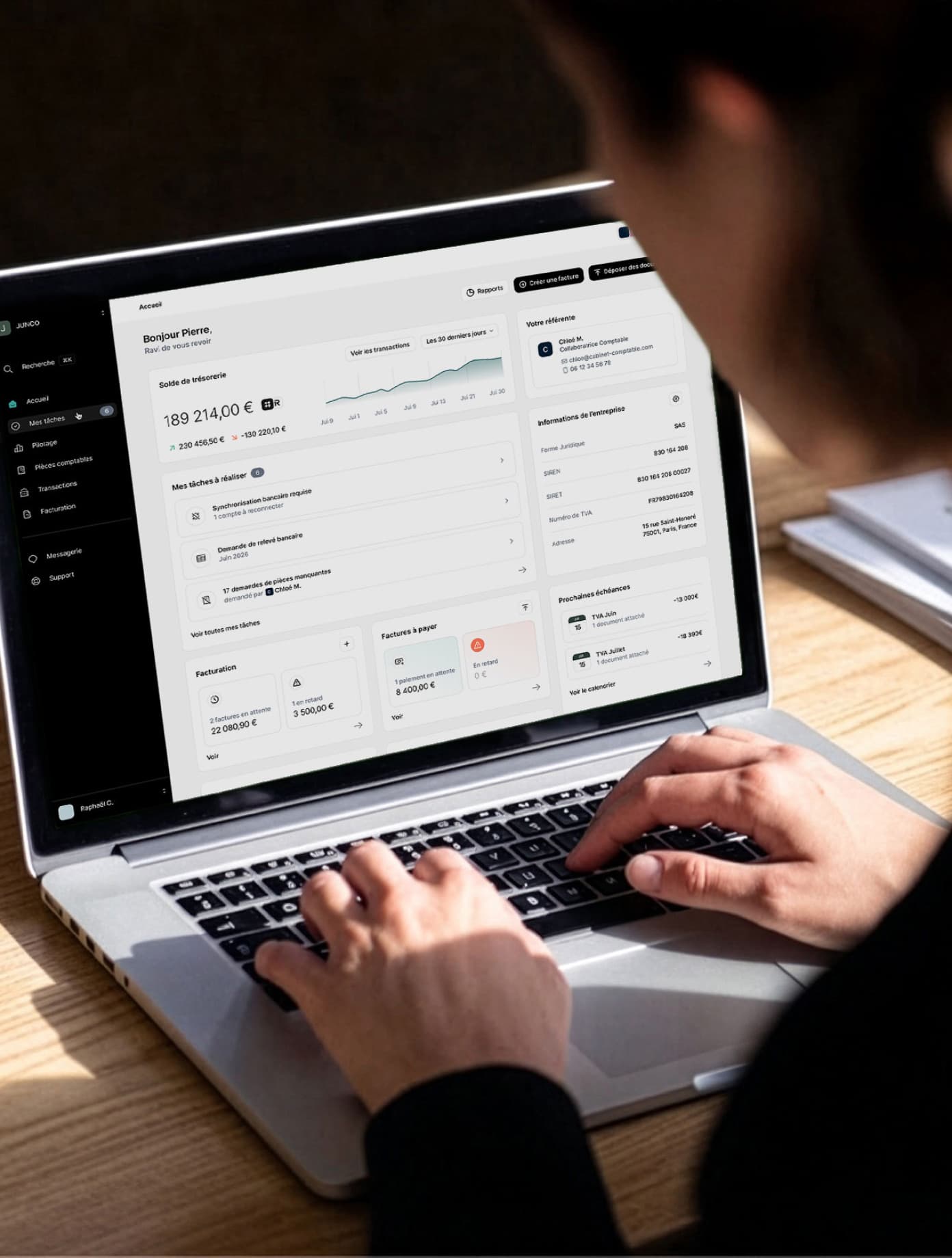 Dirigeant échangeant avec son expert-comptable depuis son ordinateur portable
